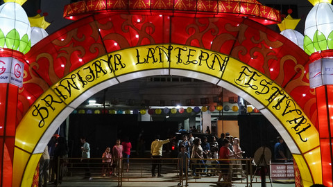 Gerbang berhias Warna-warni lampion di event tahunan Festival Lentera Sriwijaya Palembang, Minggu (24/8) Foto: abp/urban id