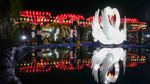 Hiasan ratusan lampion dan aksesoris lampu membentuk patung angsa di Festival Lentera Sriwijaya Palembang, Minggu (24/8) Foto: abp/urban id