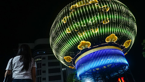 Warna-warni hiasan ratusan lampion yang membentuk bundaran raksasa di event tahunan Festival Sriwijaya Palembang, Minggu (... </div>
<div class=