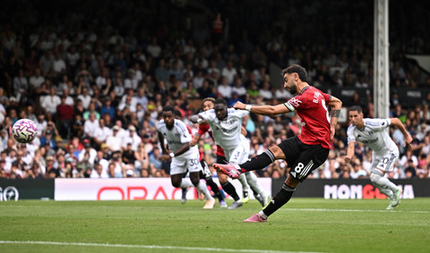 Bruno Fernandes menendang penalti saat Fulham vs Manchester United (MU) dalam laga pekan kedua Liga Inggris 2025/26 di Stadion Craven Cottage, Minggu (25/8) malam WIB. Foto: REUTERS/Dylan Martinez