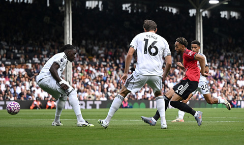 Aksi Matheus Cunha (kanan) saat Fulham vs Manchester United (MU) dalam laga pekan kedua Liga Inggris 2025/26 di Stadion Craven Cottage, Minggu (25/8) malam WIB. Foto: REUTERS/Dylan Martinez