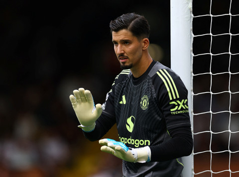 Altay Bayindir saat Fulham vs Manchester United (MU) dalam laga pekan kedua Liga Inggris 2025/26 di Stadion Craven Cottage, Minggu (25/8) malam WIB. Foto: Action Images via Reuters/Matthew Childs