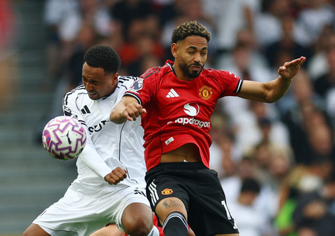 Duel Kenny Tete dan Matheus Cunha saat Fulham vs Manchester United (MU) dalam laga pekan kedua Liga Inggris 2025/26 di Stadion Craven Cottage, Minggu (25/8) malam WIB. Foto: Action Images via Reuters/Matthew Childs