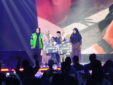 Zulkifli Hasan bersama Samsul dan Khaidir di PAN Awards di Dome Senayan Park pada Minggu (25/8).  Foto: Rachmadi Rasyad/kumparan