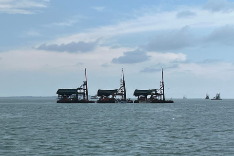 Penampakkan Ponton Isap Produksi (PIP) timah ilegal di kawasan perairan Belinyu, Kabupaten Bangka, Sabtu (24/8/2025). Foto: Fariza Rizky Ananda/kumparan