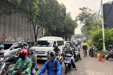 Suasana kepadatan lalu lintas di Jalan TB Simatupang, Jakarta Selatan, Senin (25/8/2025). Foto: Abid Raihan/kumparan