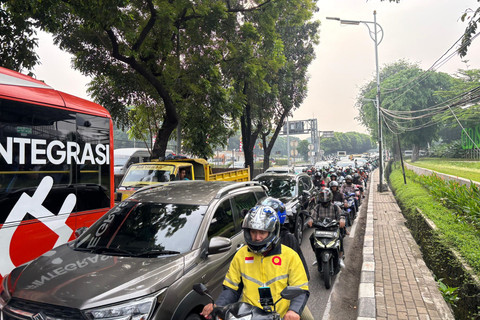 Suasana kepadatan lalu lintas di Jalan TB Simatupang, Jakarta Selatan, Senin (25/8/2025). Foto: Abid Raihan/kumparan