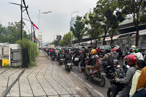 Suasana kepadatan lalu lintas di Jalan TB Simatupang, Jakarta Selatan, Senin (25/8/2025). Foto: Abid Raihan/kumparan