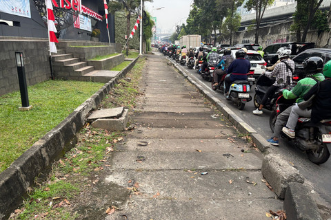 Suasana kepadatan lalu lintas di Jalan TB Simatupang, Jakarta Selatan, Senin (25/8/2025). Foto: Abid Raihan/kumparan