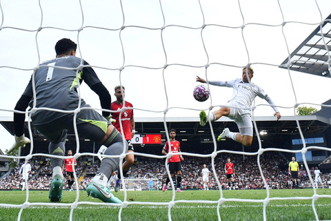 Pemain Fulham Emile Smith Rowe mencetak gol ke gawang Manchester United pada pertandingan Liga Inggris di Craven Cottage, London, Inggris, Minggu (24/8/2025). Foto: Dylan Martinez/REUTERS