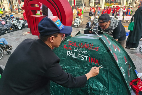 Aksi teatrikal dukung Palestina di Bandung, Minggu (24/8/2025). Foto: Linda Lestari/kumparan