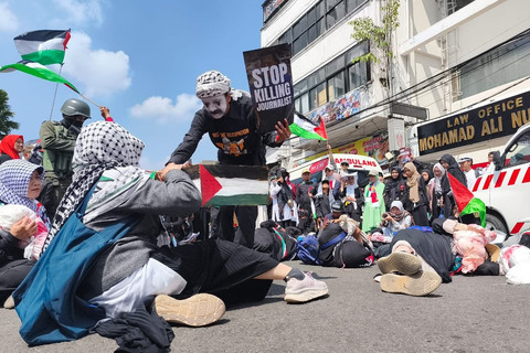 Aksi teatrikal dukung Palestina di Bandung, Minggu (24/8/2025). Foto: Linda Lestari/kumparan