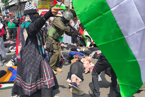 Aksi teatrikal dukung Palestina di Bandung, Minggu (24/8/2025). Foto: Linda Lestari/kumparan