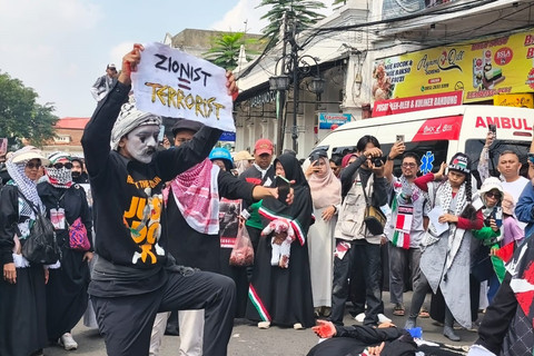 Aksi teatrikal dukung Palestina di Bandung, Minggu (24/8/2025). Foto: Linda Lestari/kumparan
