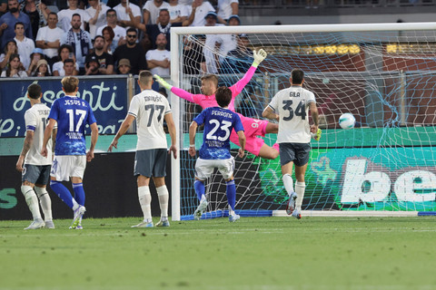 Pemain Como Nico Paz mencetak gol ke gawang Lazio pada pertandingan Liga Italia di Stadion G Sinigaglia, Como, Italia, Minggu (24/8/2025). Foto: Antonio Saia/LaPresse via AP