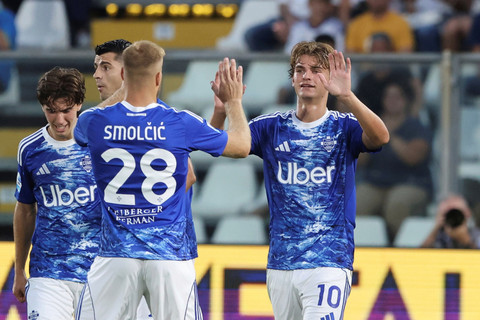 Selebrasi pemain Como Nico Paz usai mencetak gol ke gawang Lazio pada pertandingan Liga Italia di Stadion G Sinigaglia, Como, Italia, Minggu (24/8/2025). Foto: Antonio Saia/LaPresse via AP
