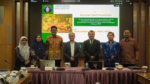 Foto bersama dengan rekan di Fakultas Ilmu Administrasi UNBRAW Foto: Dok. Istimewa