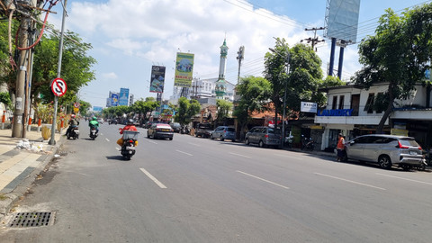 Suasana Jalan Embong Malang, Kota Surabaya, Senin (8/25/2025). Foto: FARUSMA OKTA VERDIAN/KUMPARAN