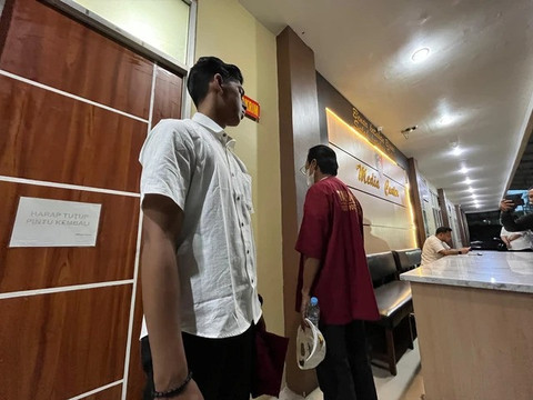 Tersangka R ditampilkan pada saat konpers berlangsung di Mapolresta Pontianak. Foto: Rabiansyah/Hi!Pontianak