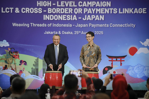 Gubernur Bank Indonesia Perry Warjiyo dan Perwakilan dari Kedutaan Besar Jepang untuk Indonesia Ueda Hajime saat peluncuran program QRIS antarnegara Indonesia -Jepang di Gedung Thamrin, kompleks kantor pusat Bank Indonesia, Jakarta, Senin (25/8/2025). Foto: Jamal Ramadhan/kumparan