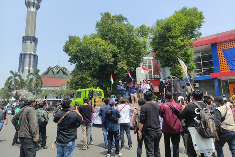 Massa aksi melakukan long march dari Alun-Alun Pati menuju Kantor Pos Pati Kota untuk mengirimkan surat ke KPK, Senin (25/8/2025).  Foto: kumparan