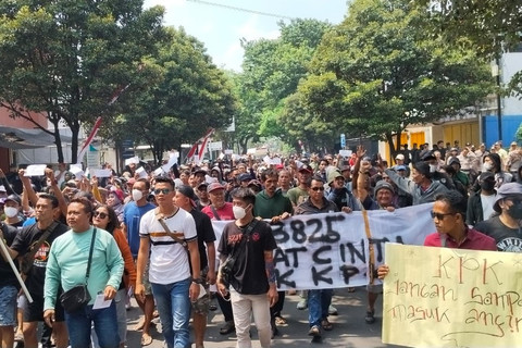Massa aksi melakukan long march dari Alun-Alun Pati menuju Kantor Pos Pati Kota untuk mengirimkan surat ke KPK, Senin (25/8/2025).  Foto: kumparan
