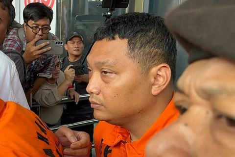 Tersangka kasus dugaan pemerasan terkait pengurusan sertifikat keselamatan dan kesehatan kerja (K3) Kemnaker Irvian Bobby Mahendro saat berjalan menuju mobil tahanan di Gedung Merah Putih KPK, Jakarta, Jumat (22/8/2025). Foto: Rio Feisal/ANTARA