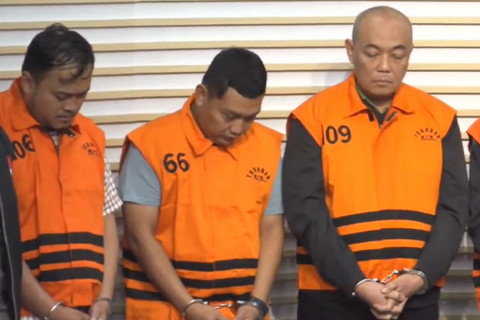 Tersangka kasus dugaan pemerasan terkait pengurusan sertifikat keselamatan dan kesehatan kerja (K3) Kemnaker Irvian Bobby Mahendro (tengah) pada konferensi pers di Gedung Merah Putih KPK, Jakarta, Jumat (22/8/2025). Foto: Youtube/KPK RI