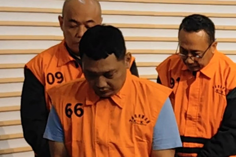 Tersangka kasus dugaan pemerasan terkait pengurusan sertifikat keselamatan dan kesehatan kerja (K3) Kemnaker Irvian Bobby Mahendro (tengah) pada konferensi pers di Gedung Merah Putih KPK, Jakarta, Jumat (22/8/2025). Foto: Jonathan Devin/kumparan