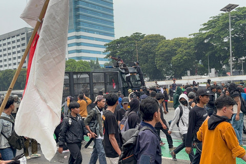 Suasana demo di depan gedung DPR RI, Jakarta Pusat, Senin (25/5/2025). Foto: Abid Raihan/kumparan