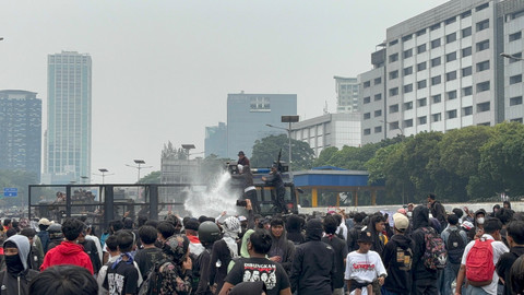 Suasana demo di depan gedung DPR RI, Jakarta Pusat, Senin (25/5/2025). Foto: Abid Raihan/kumparan