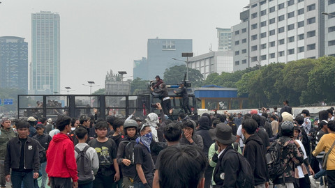 Suasana demo di depan gedung DPR RI, Jakarta Pusat, Senin (25/5/2025). Foto: Abid Raihan/kumparan