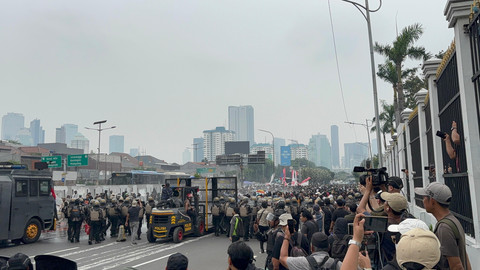 Suasana demo di depan gedung DPR RI, Jakarta Pusat, Senin (25/5/2025). Foto: Abid Raihan/kumparan