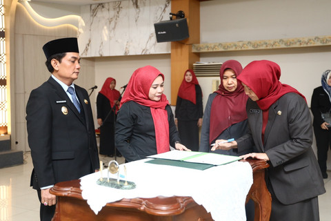 Penandatanganan berita acara pengangkatan pejabat di lingkungan Pemerintah Kota Pontianak. Foto: Dok. Diskominfo Pemkot Pontianak