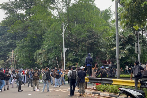 Suasana demo di depan gedung DPR RI, Jakarta Pusat, Senin (25/5/2025). Foto: Rayyan Farhansyah/kumparan