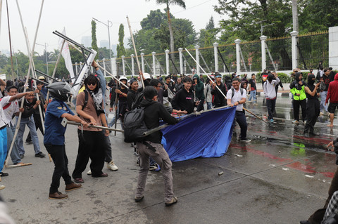 Massa membawa tenda saat berunjuk rasa di depan Gedung DPR RI, Jakarta, Senin (25/8/2025). Foto: Jamal Ramadhan/kumparan