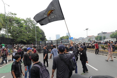 Polisi memukul mundur massa yang berunjuk rasa di depan Gedung DPR RI, Jakarta, Senin (25/8/2025). Foto: Jamal Ramadhan/kumparan