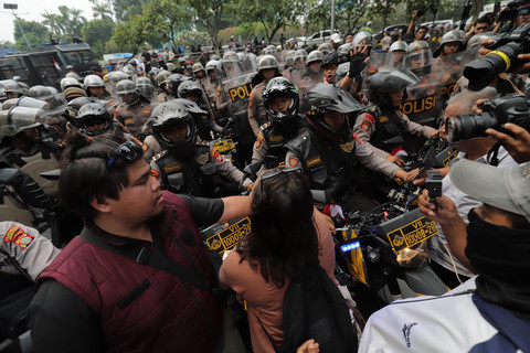 Polisi memukul mundur massa yang berunjuk rasa di depan Gedung DPR RI, Jakarta, Senin (25/8/2025). Foto: Jamal Ramadhan/kumparan
