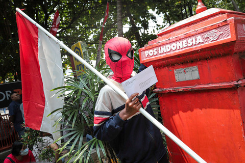 Warga yang tergabung Masyarakat Pati Bersatu mengirmkan surat untuk KPK di Kantor Pos Pati Kota, Pati, Senin (25/8/2025). Foto: Iqbal Firdaus/kumparan