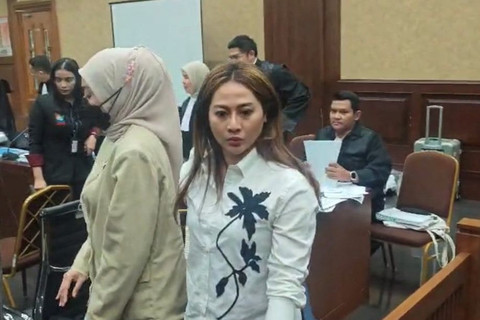 Mantan pacar eks Direktur Utama PT Taspen (Persero) Antonius Nicholas Stephanus Kosasih, Raden Roro Dina Wulandari, saat menjadi saksi kasus dugaan korupsi investasi fiktif PT Taspen (Persero), di Pengadilan Tipikor Jakarta, Senin (25/8/2025). Foto: Fadhil Pramudya/kumparan