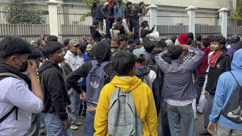 Sejumlah siswa SMA yang mengikuti demo di gerbang Pancasila DPR RI, Senayan, Jakarta Pusat pada Senin (25/5/2025). Foto: Abid Raihan/kumparan