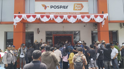 Warga Pati yang tergabung dalam Masyarakat Pati Bersatu memadati pintu masuk Kantor Pos Pati untuk mengirimkan surat ke Kantor KPK, Senin (25/8/2025). Foto: kumparan