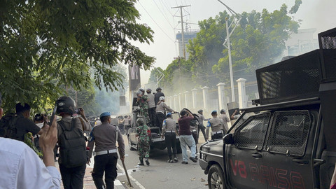 Situasi pengamanan saat demo di depan gerbang Pancasila DPR, Jakarta, Senin (25/8/2025). Foto: Abid Raihan/kumparan