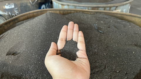Melihat pengolahan konsentrat timah hingga proses peleburan di TSL Ausmelt Furnace di Unit Metalurgi Muntok, Kabupaten Bangka Barat, Sabtu (23/8/2025). Foto: Fariza Rizky Ananda/kumparan