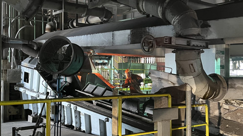 Melihat pengolahan konsentrat timah hingga proses peleburan di TSL Ausmelt Furnace di Unit Metalurgi Muntok, Kabupaten Bangka Barat, Sabtu (23/8/2025). Foto: Fariza Rizky Ananda/kumparan