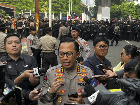 Kabid Humas Polda Metro Jaya Kombes Ade Ary Syam saat diwawancarai di Gerbang Pancasila, DPR, Senin (25/8/2025). Foto: Rayyan Farhansyah/kumparan