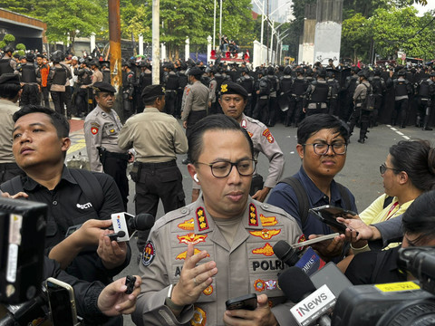 Kabid Humas Polda Metro Jaya Kombes Ade Ary Syam saat diwawancarai di Gerbang Pancasila, DPR, Senin (25/8/2025). Foto: Rayyan Farhansyah/kumparan