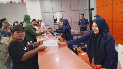 Warga Pati mengirimkan surat ke Kantor KPK di Kantor Pos Pati, Senin (25/8/2025). Foto: kumparan