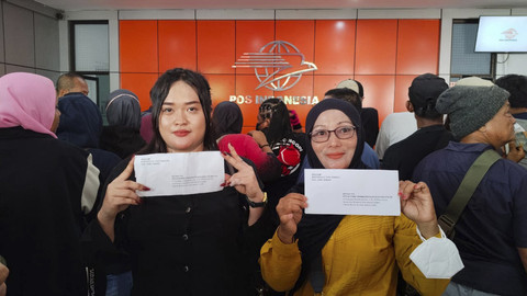 Warga Pati mengirimkan surat ke Kantor KPK di Kantor Pos Pati, Senin (25/8/2025). Foto: kumparan