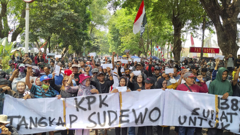 Sejumlah warga Pati melakukan aksi sebelum mengirimkan surat ke Kantor KPK di Kantor Pos Pati, Senin (25/8/2025). Foto: kumparan
